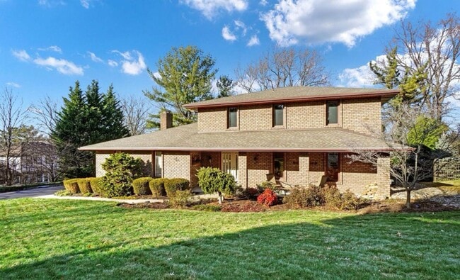Building Photo - Fabulous 4 bedroom! York Suburban school d...