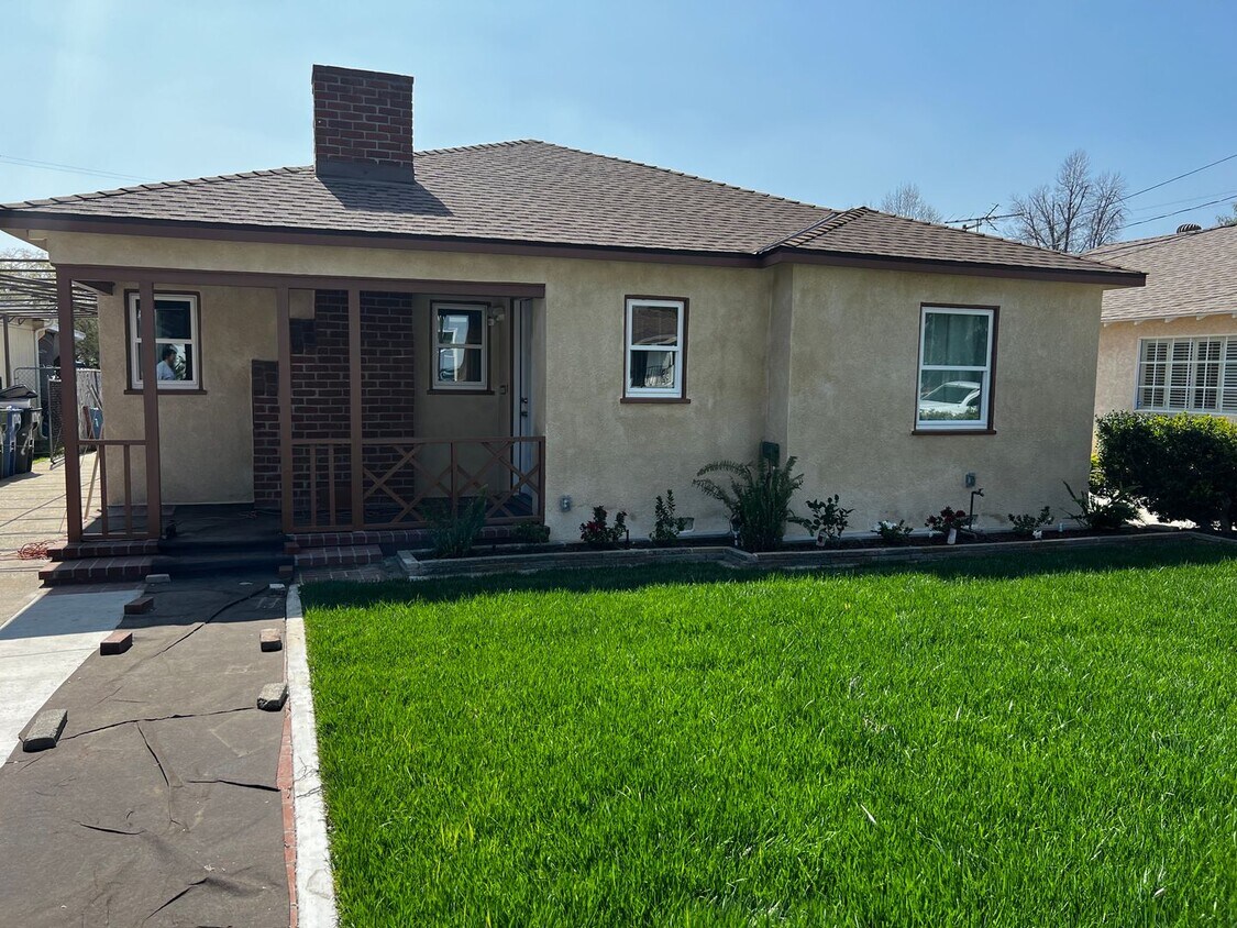 Primary Photo - Completely Remodeled 3 Bed 2 Bath House Fo...
