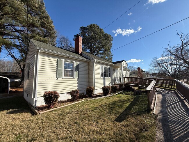 Foto del edificio - Large 3bed 1.5 bath ranch with 2 car garage $1895