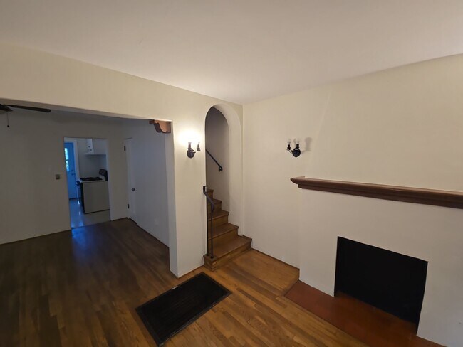 Building Photo - 409 E Pasadena St