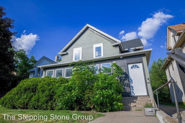 Foto del edificio - 619-621 University Ave NE