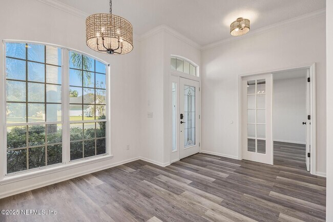 Foto del edificio - 737 Hazelmoor Ln