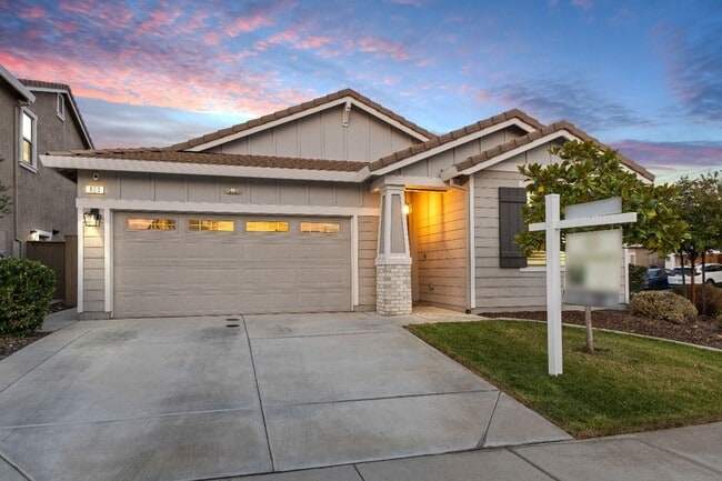Building Photo - Newer Home on Large Corner Lot with Lots of Natural Light!