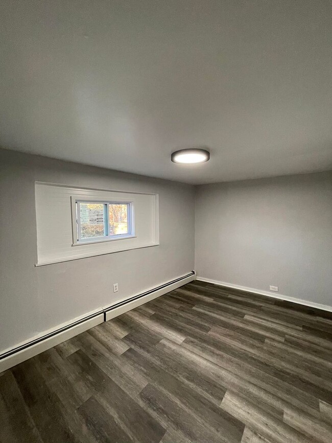 Building Photo - Modern 3 bed, move in ready! Section 8 Acc...