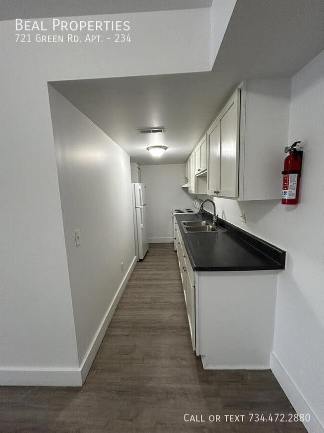 Foto del edificio - 721 Green Rd