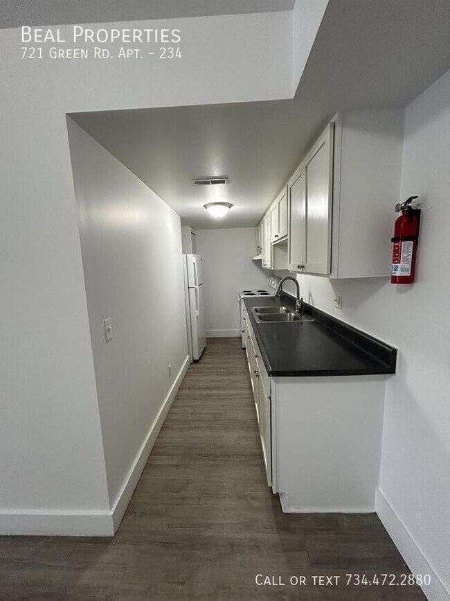 Building Photo - 721 Green Rd