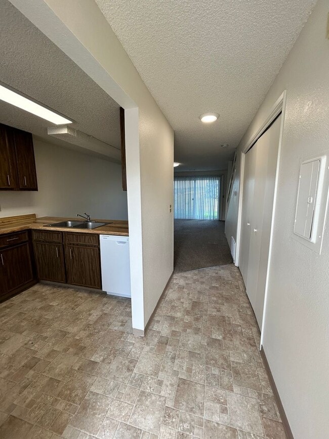 Building Photo - 846 Homedale Rd