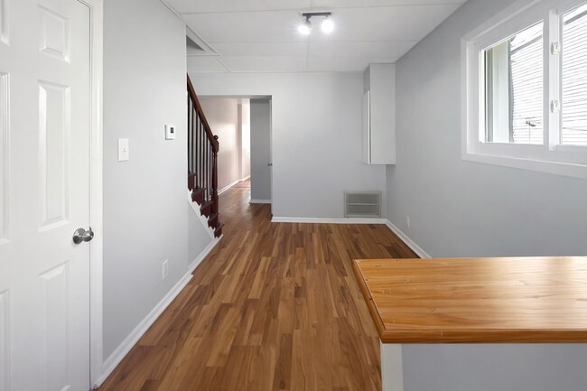 Foto del edificio - Charming 2BR Home with Rear Deck & Washer/Dryer in Dundalk
