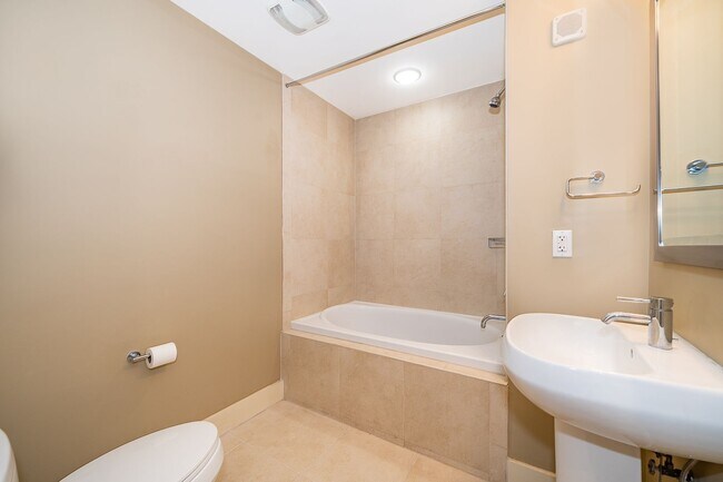 Foto del edificio - Beautiful 1BR/2BA Luxury High-Rise Condo in Downtown Orlando - Star Tower!