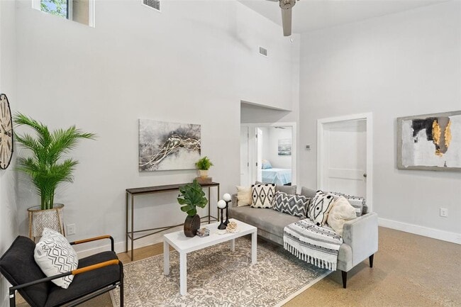 Foto del edificio - 2211 E 18th St
