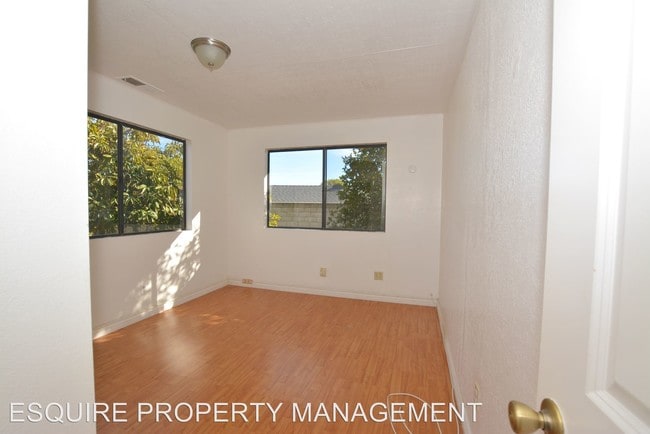 Building Photo - 738 Mesa Dr