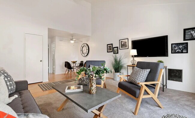 Foto del edificio - This sweet 1-BD, 1-BA condo is in the Sant...