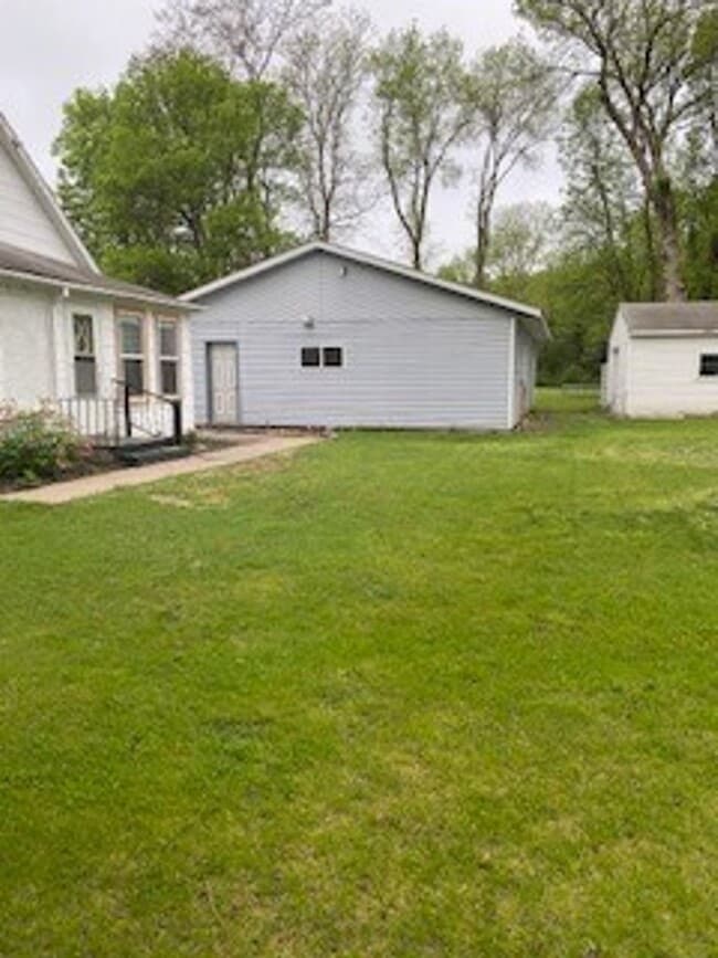 Foto del edificio - 3 Bedroom, 1 Bath home in Little Falls, MN with 3 car detached (Insulated & Heated) garage