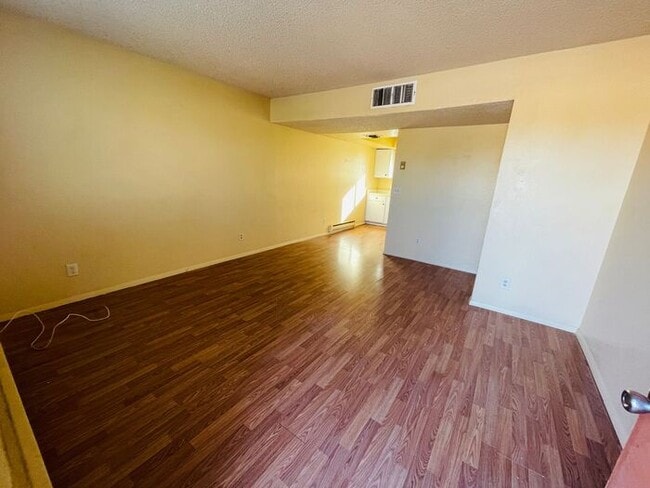 Foto del edificio - 330 E Corona Rd