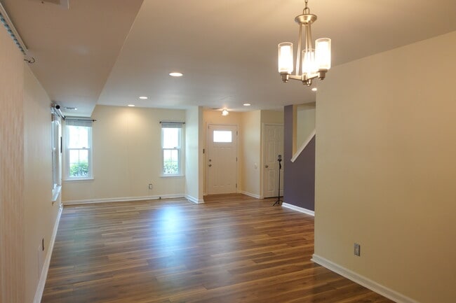 Building Photo - 3001 N Dale Ct