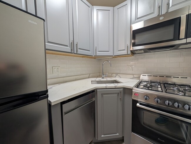 Building Photo - 503 W Belmont Ave