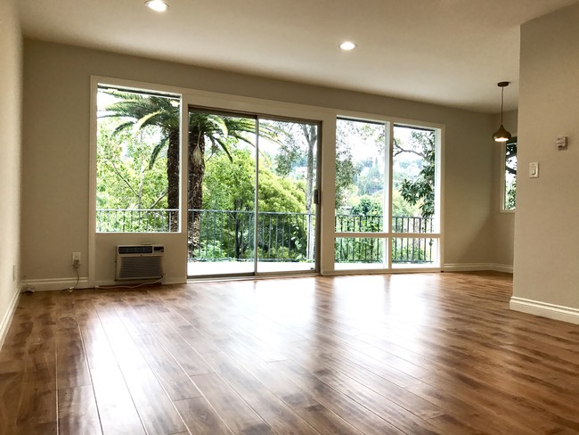 Foto del edificio - 2222 N Cahuenga Blvd