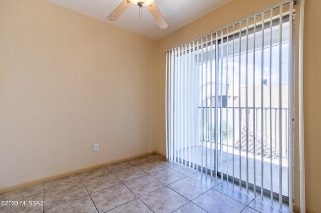 Foto del edificio - 1620 N Wilmot Rd