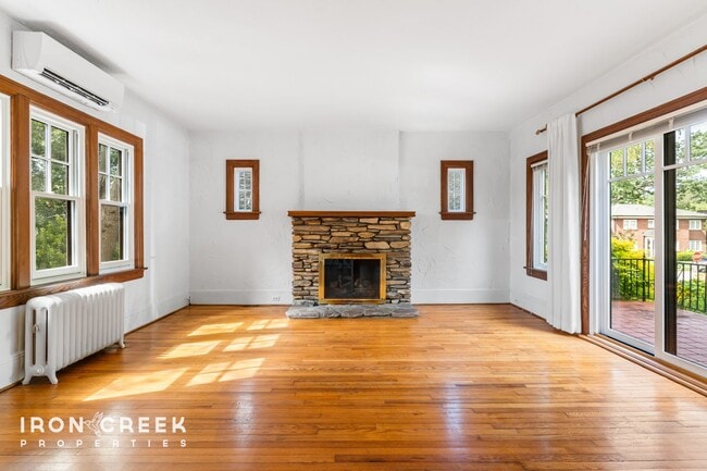 Foto del edificio - Charming Tudor Home in Historic Grove Park...