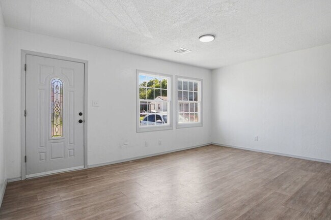 Building Photo - 549 E Ercoupe Dr