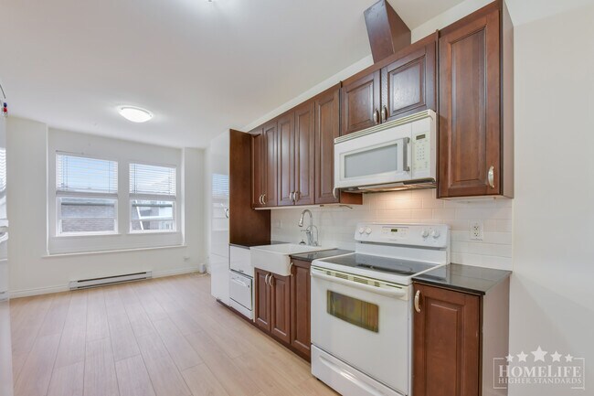 Photo du bâtiment - Bright 2 Bedroom Basement Suite in Quiet Cloverdale Location All Utilities Included
