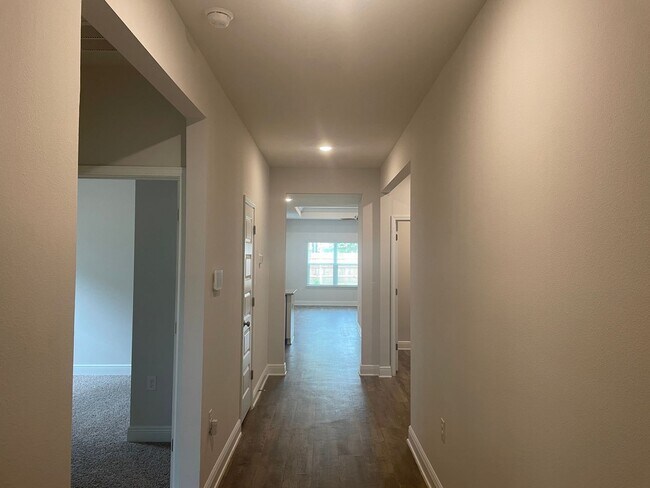 Building Photo - Modern 4 Bedroom
