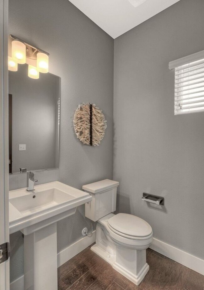 Building Photo - A Charming and Cozy 4 Bed 3.5 bath home in...