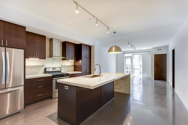 Foto del edificio - 1710 E Lake St