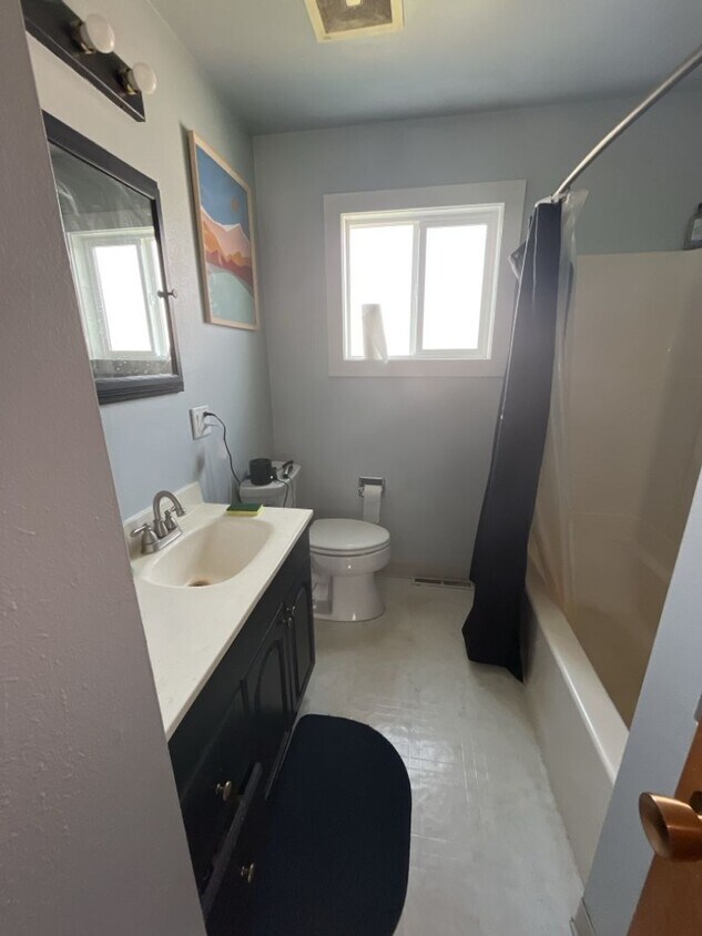 Building Photo - 4 Bed - 2 Bath - Fenced Yard