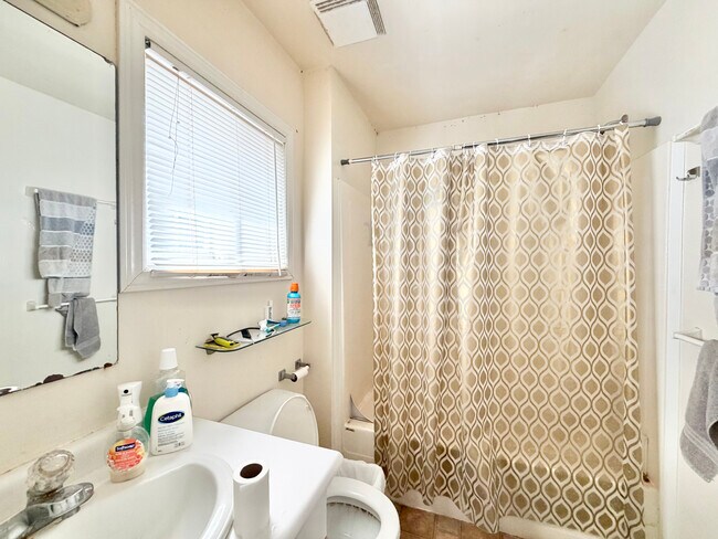Photo du bâtiment - 6 BED - 2 BATH - LONDON - FULL HOUSE -  STUDENT RENTAL ONLY