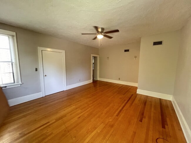 Building Photo - Felder 6 Unit
