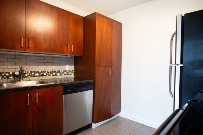 Building Photo - Goose Hollow 1 Bedroom Available Now !