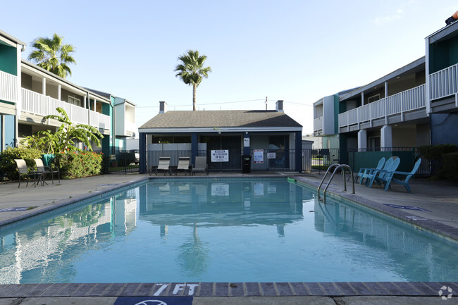 Foto del edificio - Bay Bluff Apartments