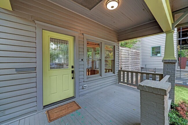 Foto del edificio - 1032 E 6 1/2 St