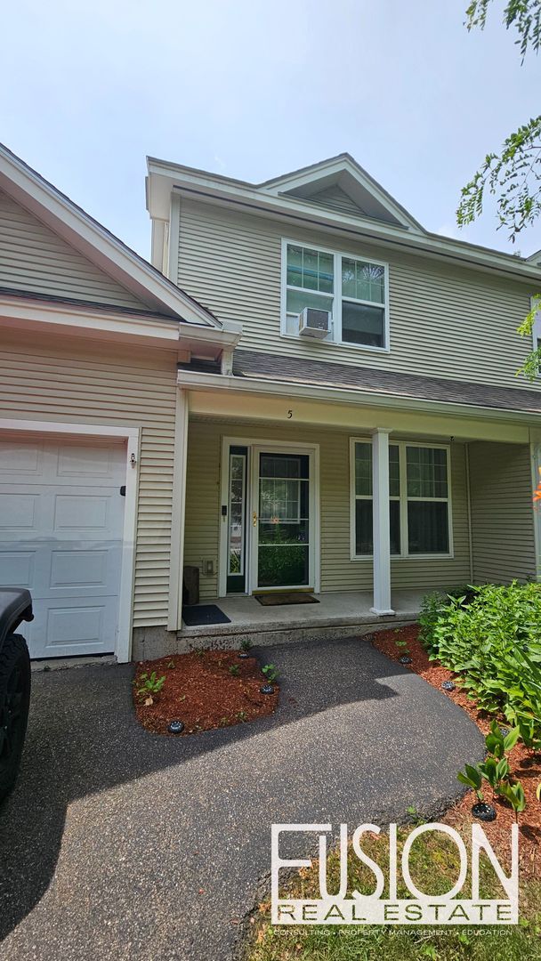 Foto del edificio - Bright, Modern 3 Bedroom Townhouse in Essex Junction!
