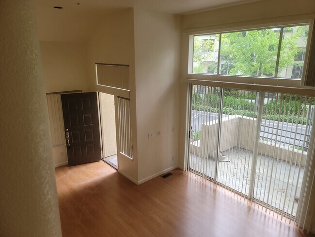 Foto del edificio - 419 Galleria Dr. Unit 1  Newly UpdatedTown...