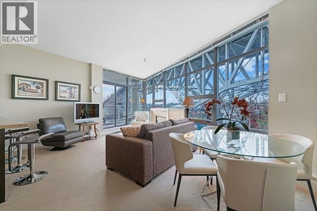 Building Photo - 628 Kinghorne Mews