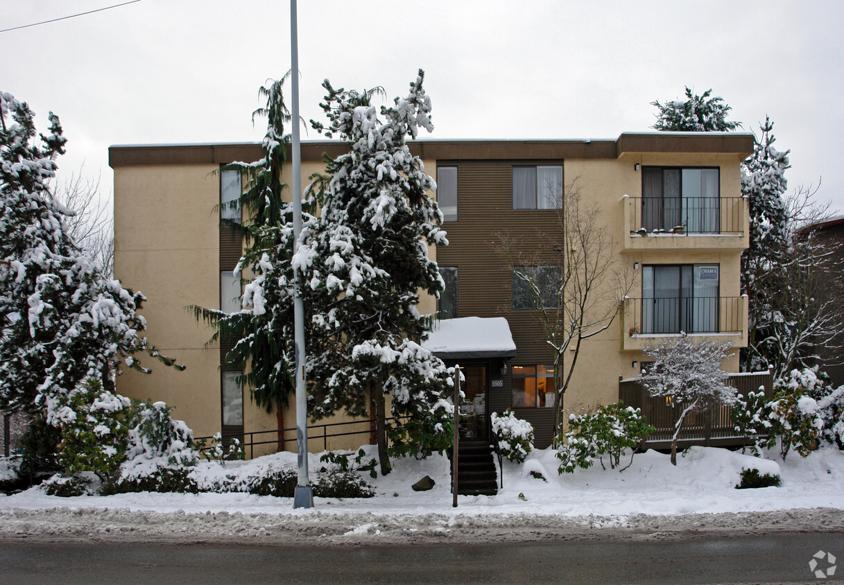 Building Photo - Twin Cedars