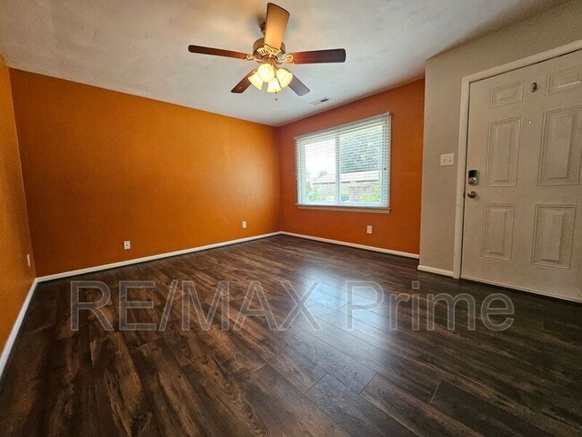 Building Photo - 3413 Newport Dr