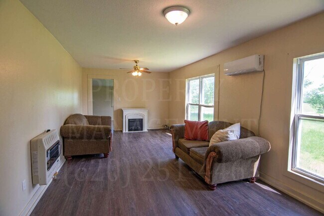 Building Photo - Charming 2-Bedroom 1-Bath + Bonus Room Far...