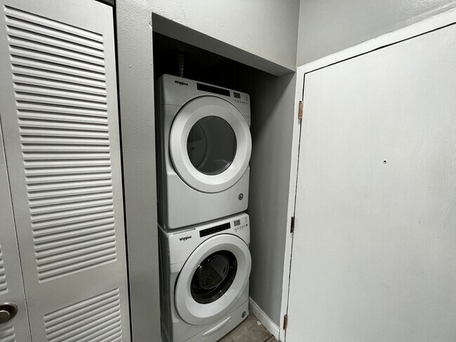 Foto del edificio - Renovated 2BR | Granite Kitchen | In-Unit Laundry