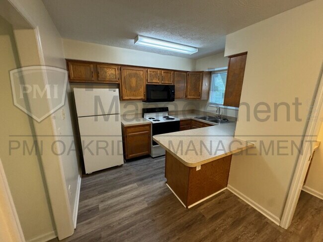 Foto del edificio - Two Bedroom Townhome with Attached Garage