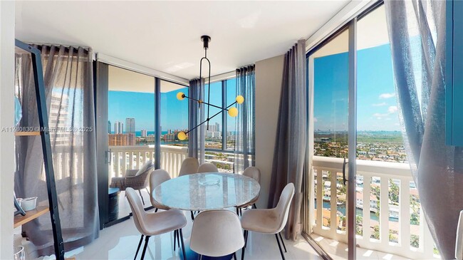 Foto del edificio - 1000 W Island Blvd