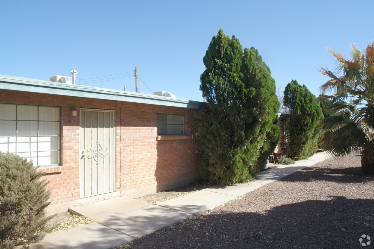 Building Photo - 3932-3936 E Monte Vista Dr
