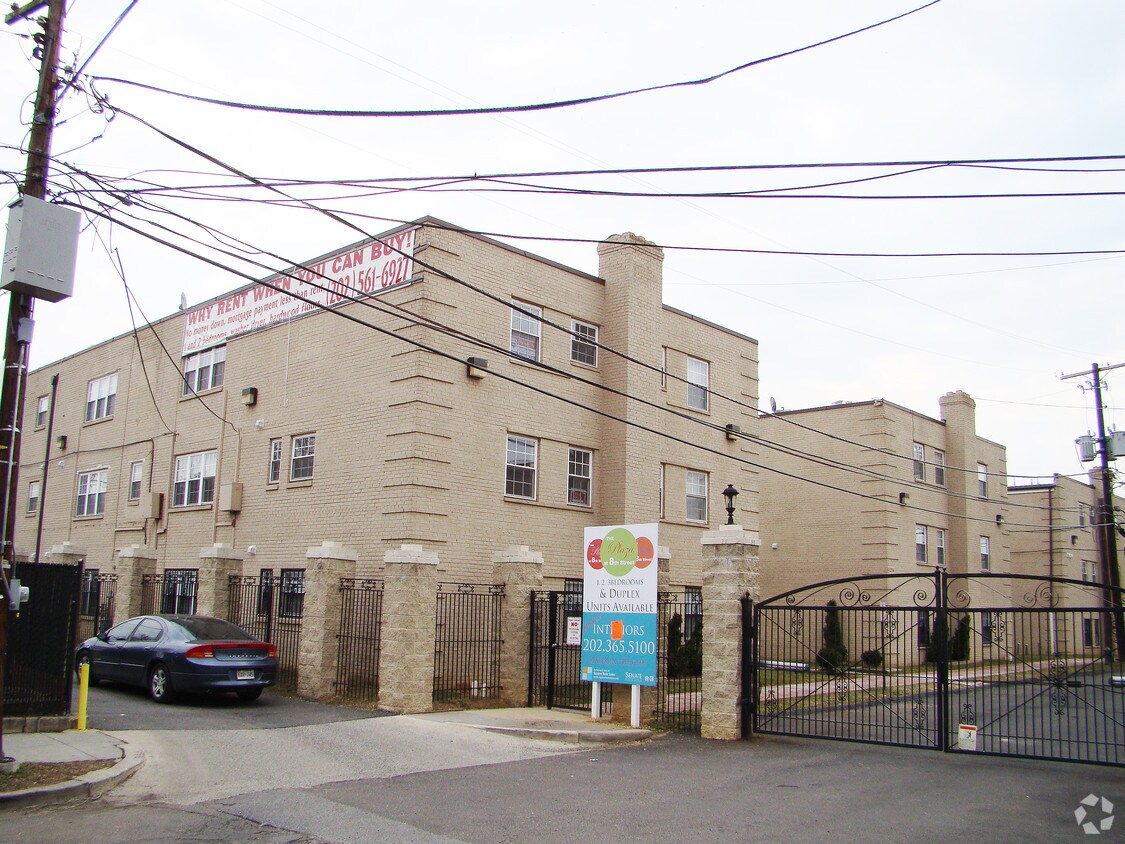 Building Photo - 3210 8th St SE