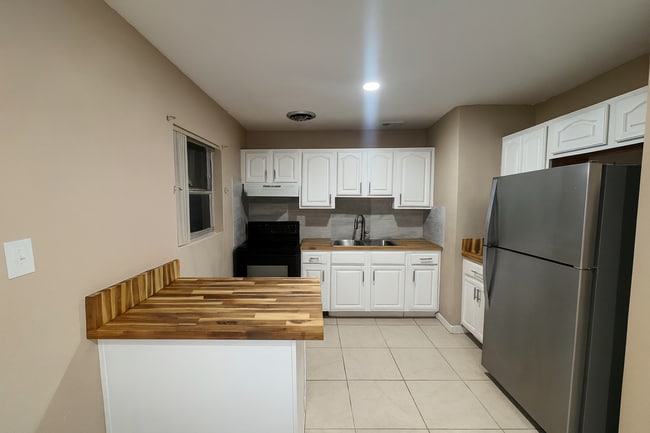 Building Photo - 4837 Shoshone St