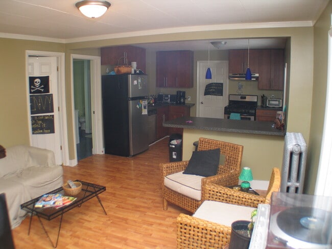 Building Photo - 737 Village St