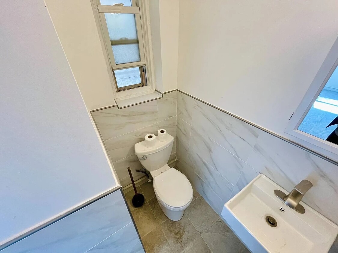 Foto del edificio - 1080 Rhinelander Ave