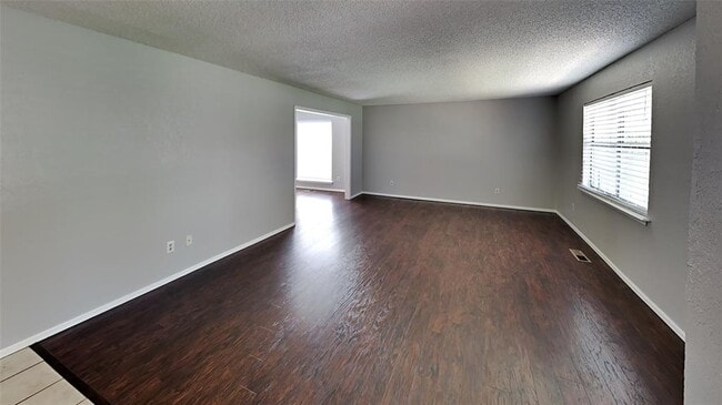 Foto del edificio - 10020 S Ross Ave