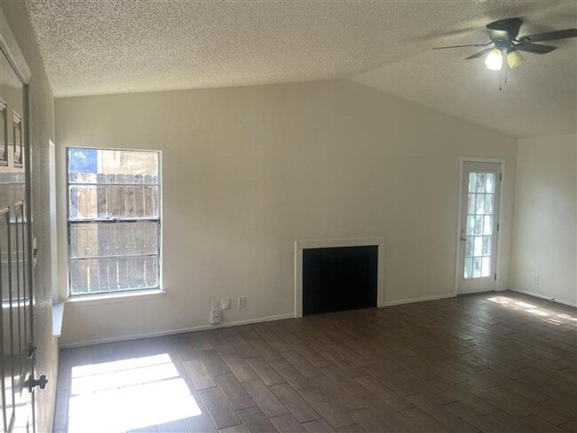 Foto del edificio - Large 2/2 duplex with a 2 car carport